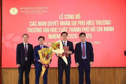Trao nghị quyết bổ nhiệm 2 Phó Hiệu trưởng Trường Đại học Luật TPHCM