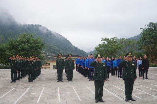 Trang trọng Lễ chào cờ trên biên giới