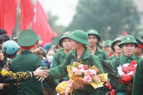 Nghệ An: Hàng nghìn người dân 'xúc động' tiễn các tân binh lên đường nhập ngũ