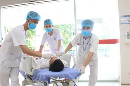 Bé trai 15 tuổi thủng ruột vì thói quen ăn uống như nhiều người