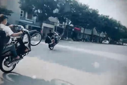 Khởi tố 3 thanh niên đi mô tô bốc đầu xe, tay cầm dao tự chế đi diễu phố