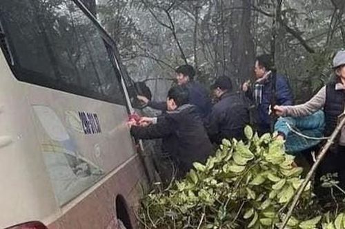 Xe khách chở 29 cán bộ hưu trí lao xuống vực ở Tam Đảo