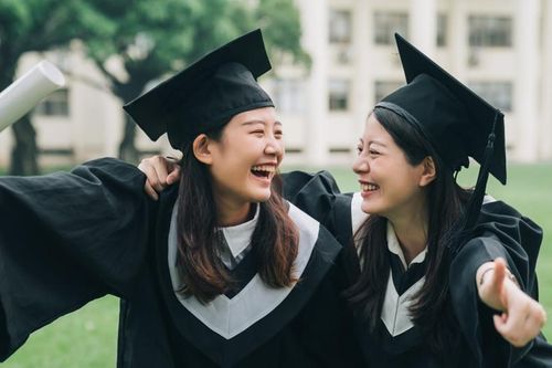 Giữa cơn bão tài chính, cha mẹ không ngại đầu tư giáo dục cho con