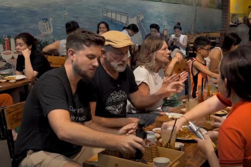 Đầu bếp Mỹ mê mệt 'pizza kiểu Việt', đưa cả nhà đi foodtour bằng xe máy ở TP.HCM