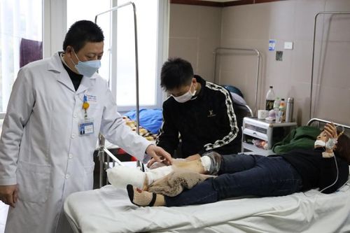 1 người nguy kịch, 2 ca bị thương nặng sau khi xe khách đâm lan can bên đường