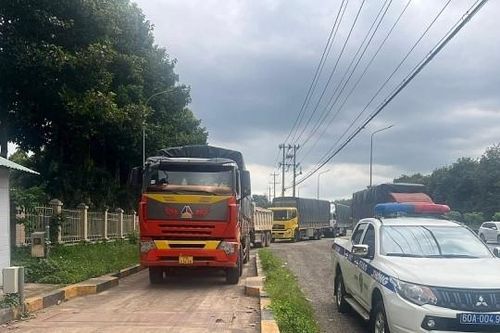 Truy tố nhóm 'cò' nhận tiền tỷ bảo kê xe quá tải qua trạm CSGT Suối Tre