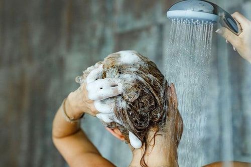 Càng gội đầu tóc càng rụng nhanh, thực hư thế nào?