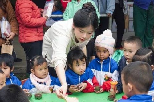 Học sinh THPT Hà Nội gom giấy, phế liệu lấy tiền cho trẻ vùng cao tới trường