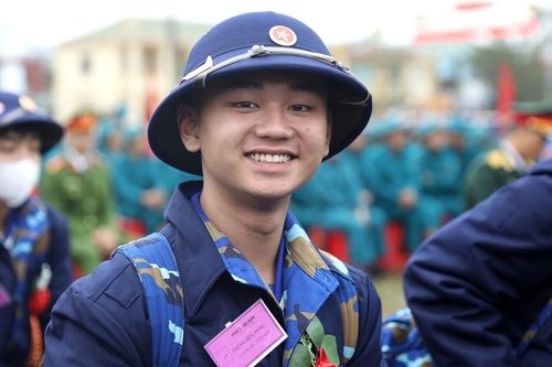 'Anh đi bộ đội sao trên mũ, mãi mãi là sao sáng dẫn đường'