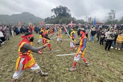 Độc đáo tục hóa trang, bôi mặt nhọ trong Lễ hội Ná Nhèm ở Lạng Sơn