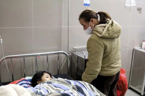 Xe chở công nhân mất lái đâm vào lan can ở Quốc lộ 1A, nhiều người bị thương