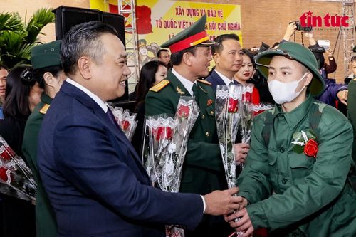 Chủ tịch TP Hà Nội động viên tân binh lên đường nhập ngũ