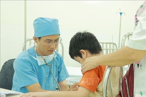 Người 'sửa lỗi' những trái tim trẻ thơ