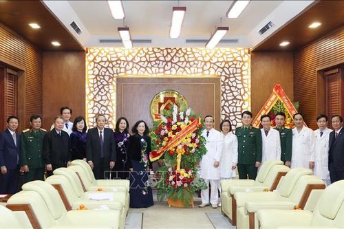 Thường trực Ban Bí thư thăm, chúc mừng Bệnh viện Trung ương Quân đội 108