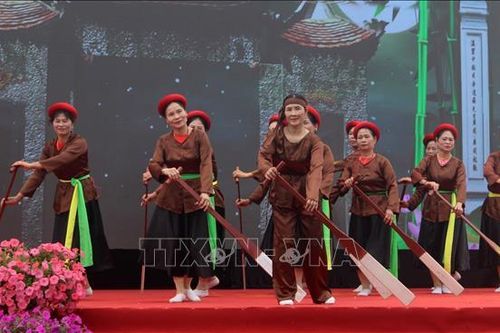 Những người nặng lòng với điệu chèo chải, múa đèn chạy chữ
