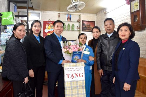 Hà Nội: Thăm, tặng quà nữ công nhân khó khăn
