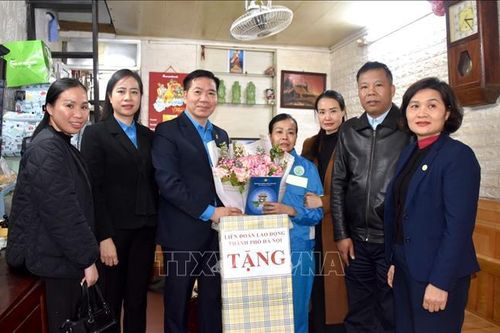 Thăm hỏi, hỗ trợ lao động nữ có hoàn cảnh khó khăn