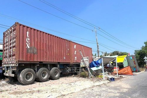 Tây Ninh: Lạc tay lái tài xế xe container ủi vào nhà dân