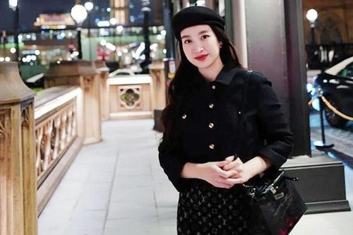 Hoa hậu Đỗ Mỹ Linh trốn con đi vi vu, khoe visual 'đỉnh của chóp'