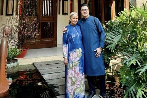 Nam ca sĩ đẹp trai, giàu có nhưng U50 vẫn không cưới vợ, sống cùng mẹ trong biệt thự phố 400m2 ở Sài Gòn