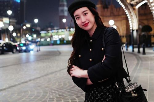 Đỗ Mỹ Linh hiếm hoi chưng đồ hiệu, mặc đồ đen 'nhấn chìm' túi xách
