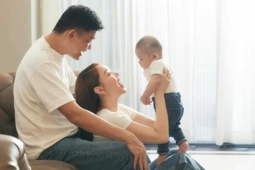 Minh Hằng bật khóc kể về thời gian stress lần đầu làm mẹ
