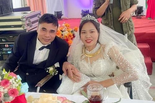Xúc động đám cưới của cặp đôi ngồi xe lăn ở Nghệ An