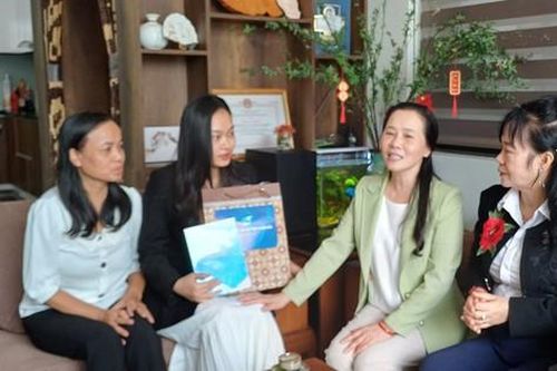 Hội LHPN Thanh Hóa: Tặng 3.700 suất quà, hơn 100 sổ tiết kiệm động viên tân binh