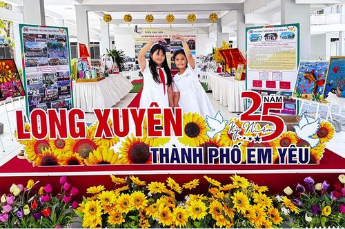 Chấm thi trang trí khu vực triển lãm và vui chơi trong các cơ sở giáo dục chủ đề 'Vì quê hương Long Xuyên'