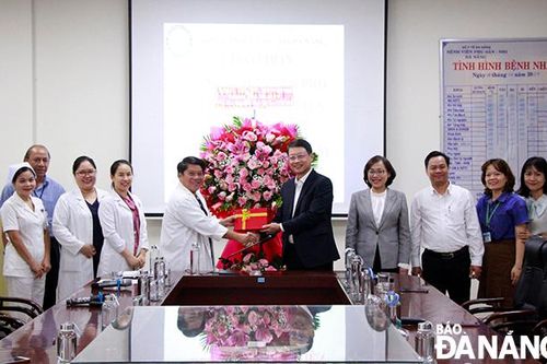 Lãnh đạo thành phố thăm, chúc mừng ngày Thầy thuốc Việt Nam