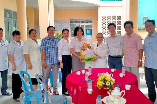 Thăm, chúc mừng nhân kỷ niệm Ngày thầy thuốc Việt Nam