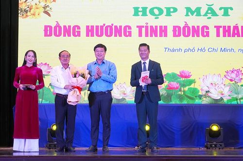 Ấm áp tình đồng hương Đất Sen hồng