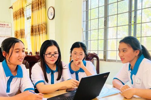 Nữ sinh trường huyện đam mê văn chương