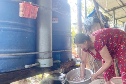 Nhiều hộ dân ở Hương Xuân thiếu nước sạch