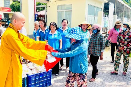 Bếp ăn từ thiện chùa Thiền Giác (TP.Thủ Đức) tặng suất chay đến người dân khó khăn hàng tuần