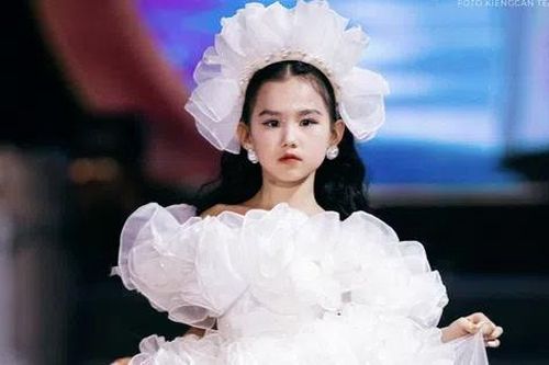 Vedette Maika Thanh Thảo hóa nàng mây trong BST 'Bồng bềnh' của NTK Thanh Thanh Nguyễn tại Fashion show 'Nguyện ước chốn thiêng'