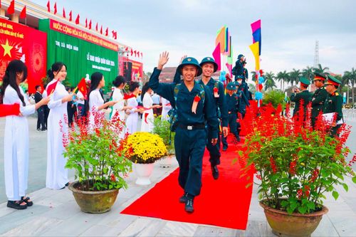 Thanh niên 30 tỉnh, thành phố hăng hái lên đường tòng quân