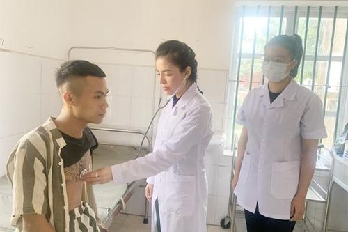 Chuyện chăm sóc bệnh nhân 'mang áo số' của các bác sĩ hai màu áo