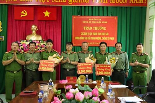 Trao thưởng các đơn vị truy bắt nhanh 2 tên cướp