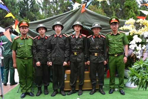 Nhiều cử nhân, sinh viên phố núi hăng hái tòng quân