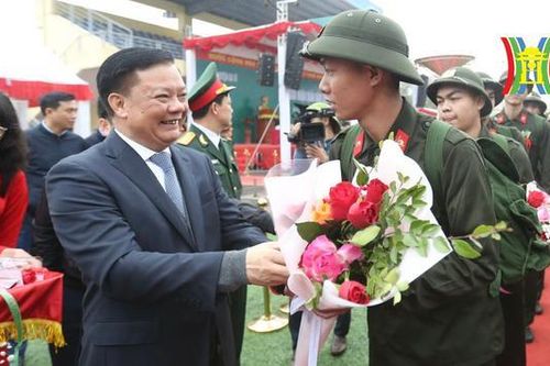 Bí thư Thành ủy Hà Nội động viên tân binh lên đường nhập ngũ