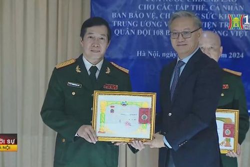 Trao Huân chương Tự do của Lào cho bác sĩ Việt Nam