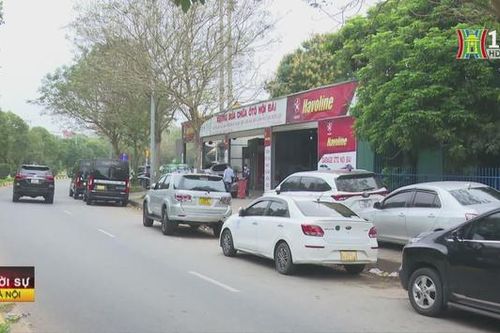 Tràn lan dừng đỗ, trông giữ ô tô gần sân bay Nội Bài