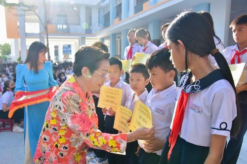 Hội Khuyến học tỉnh Bình Thuận trao 100 suất học bổng 'Học không bao giờ cùng' tặng học sinh vượt khó, hiếu học
