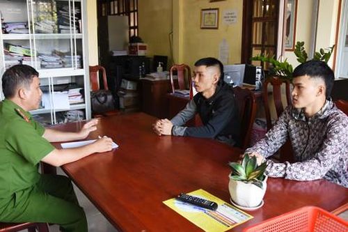 Bắt quả tang 2 đối tượng rải hàng ngàn tờ rơi cho vay tiền