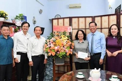Lãnh đạo TPHCM thăm, chúc mừng, tri ân cán bộ lão thành ngành Y tế