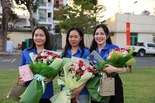 TPHCM: Chia sẻ xúc động của các nữ tân binh trước giờ nhập ngũ