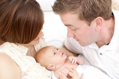 Đưa con khác màu mắt đi xét nghiệm ADN, con dâu phát hiện bí mật của mẹ chồng