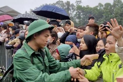 250 tân binh huyện Sóc Sơn lên đường bảo vệ Tổ quốc