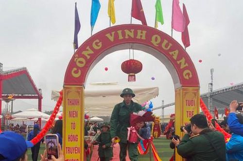 Hơn 100 tân binh huyện Thanh Oai lên đường nhập ngũ